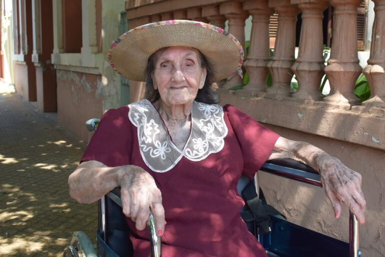 La devota Esther de García, de 100 años, una de las más antiguas pobladoras del centro de Luque, como todos los años, salió en sillas de ruedas para saludar a la Virgen del Rosario.
