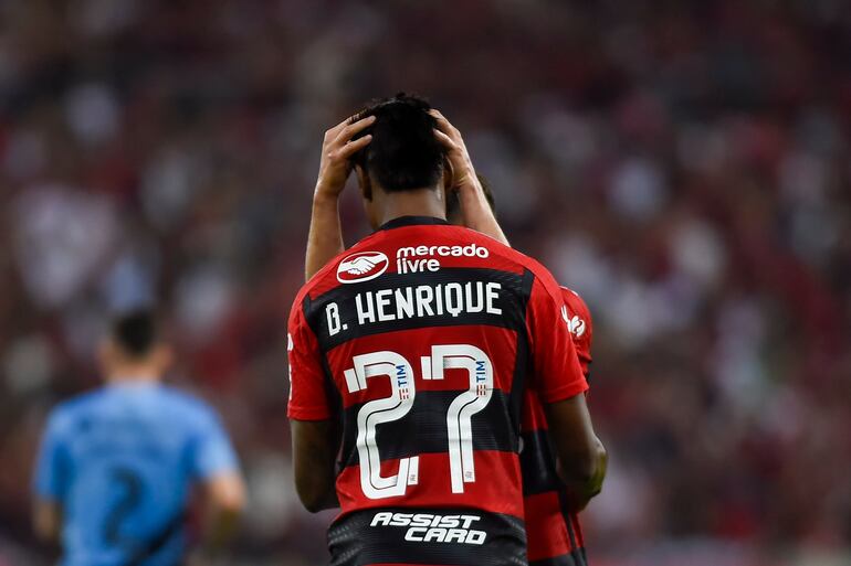 El brasileño Bruno Henrique, atacante del Flamengo, celebra el gol contra Athletico Paranaense por la ida de los cuartos de final de la Copa de Brasil en el estadio Maracaná de Río de Janeiro, Brasil.