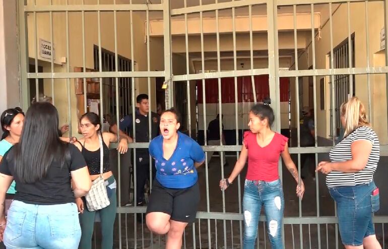 La chacariteña María Eugenia Cabaña Benítez (de azul), autoproclamada “la reina del Clan Rotela”, encabezó nuevamente ayer incidentes frente a la penitenciaría de Tacumbú tras el motín.