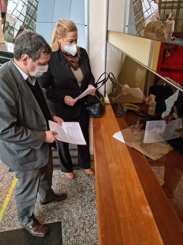 El abogado Guillermo Ferreiro y Esther Roa, referente del grupo Ciudadanos Autoconvocados Comisión Escrache (Cace) presentaron esta mañana en mesa de entrada de Diputados un anteproyecto de pedido de juicio político a la fiscal general del Estado, Sandra Quiñónez.