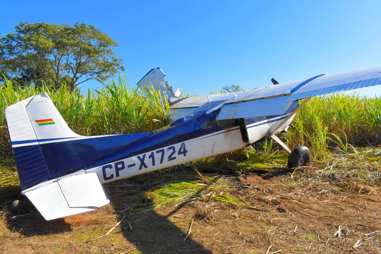 Avioneta con matrícula boliviana que aterrizó de emergencia en medio de un cañaveral, en la localidad de Iturbe, Guairá. Se presume que transportaba cocaína, pero el cargamento habría sido robado por efectivos policiales de antinarcóticos, el 15 de junio de 2022.