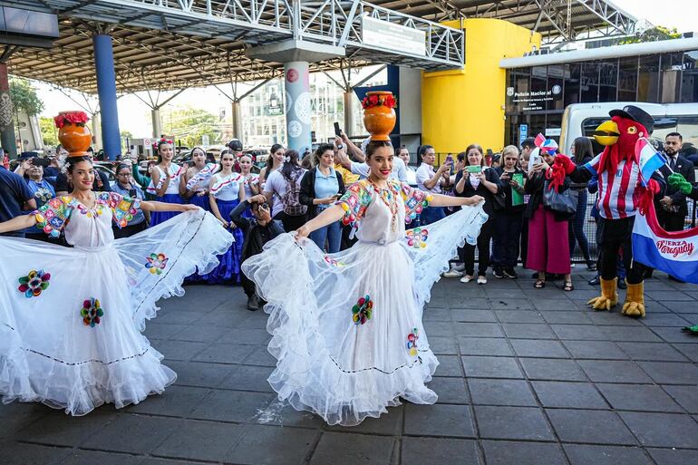 Una presentación de una danza folclórica este jueves en la cabecera del Puente de la Amistad.