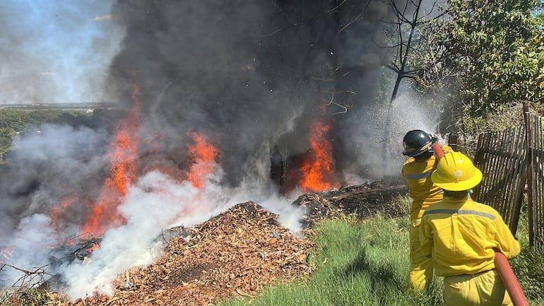 Adictos a las drogas habrían ocasionado un gran incendio en la localidad de San Antonio.