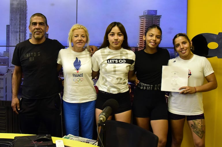 Gabi junto a toda su familia festejan el inédito diploma olímpico obtenido.