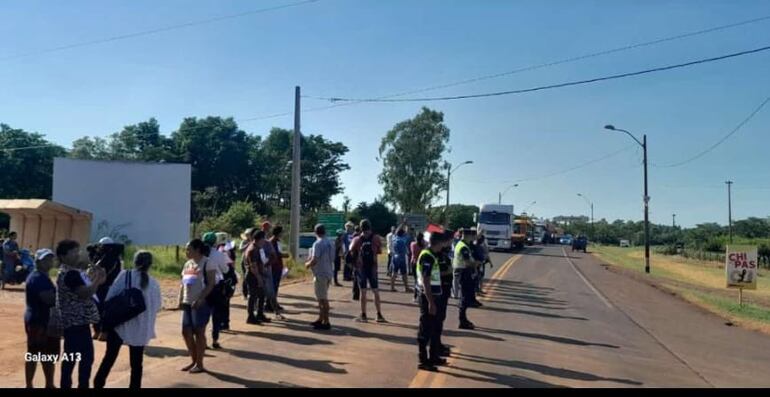 Para mañana, jueves, los pobladores anuncian una nueva manifestación en la que cerrarán media calzada de la ruta PY06.