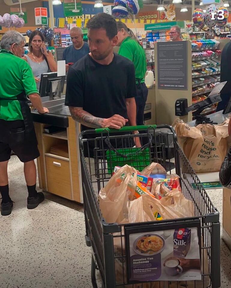 Leo Messi empujando el carrito con las compras para su nueva casa de Miami. (Twitter)