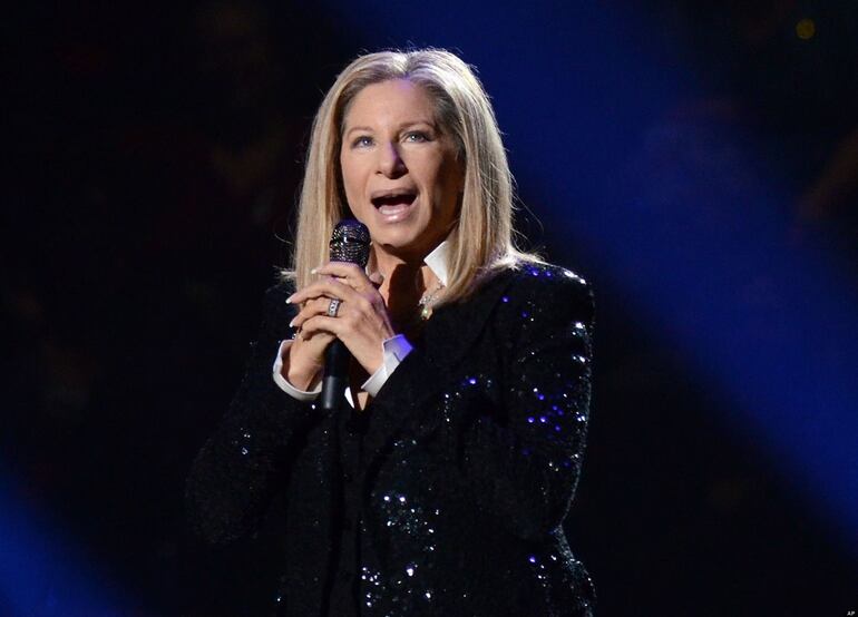 La actriz y cantante Barbra Streisand presentó su autobiografía "My name is Barbra", un libro de casi mil páginas que llegó hoy a las librerías de Estados Unidos.