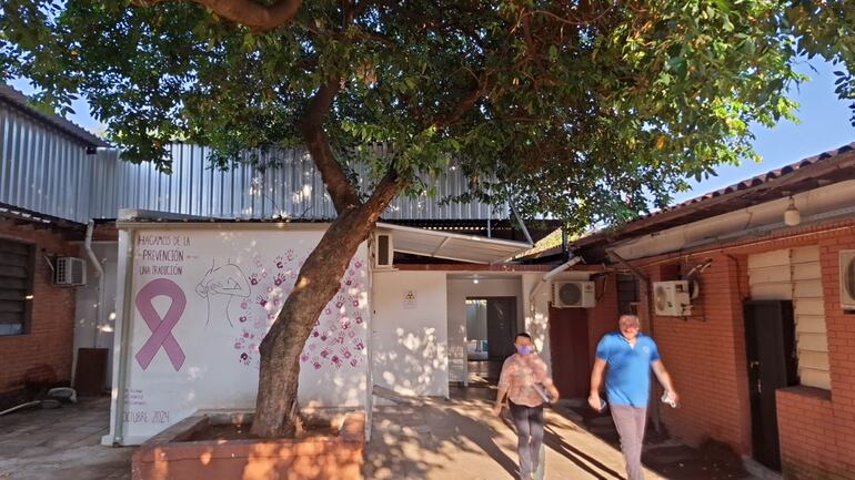 Familiares de pacientes exigen un albergue en Hospital de Lambaré