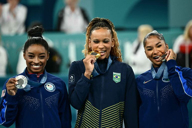 Simone Biles (plata), Rebeca Andrade (oro) y Jordan Chiles (bronce), en el podio. 