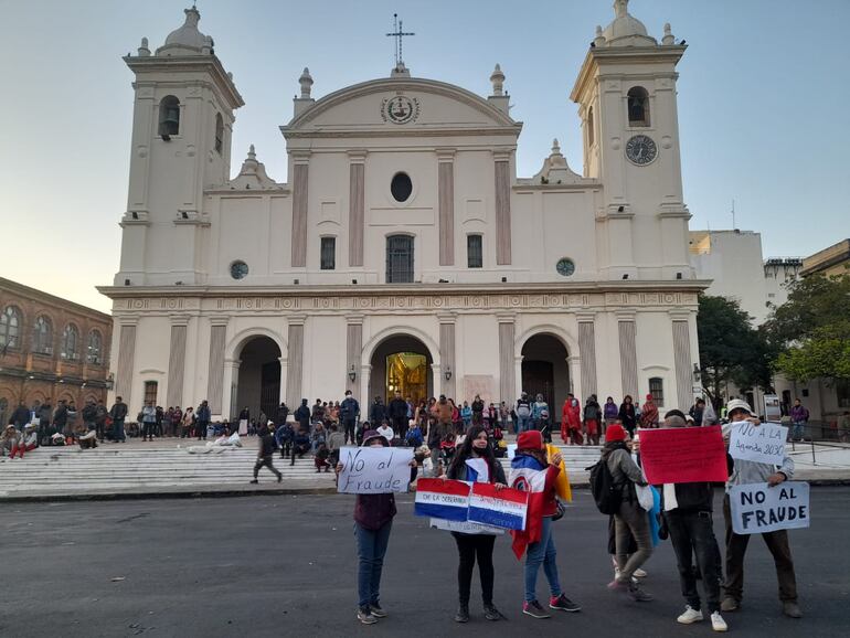 Payistas se reúnen para protestar en el microcentro