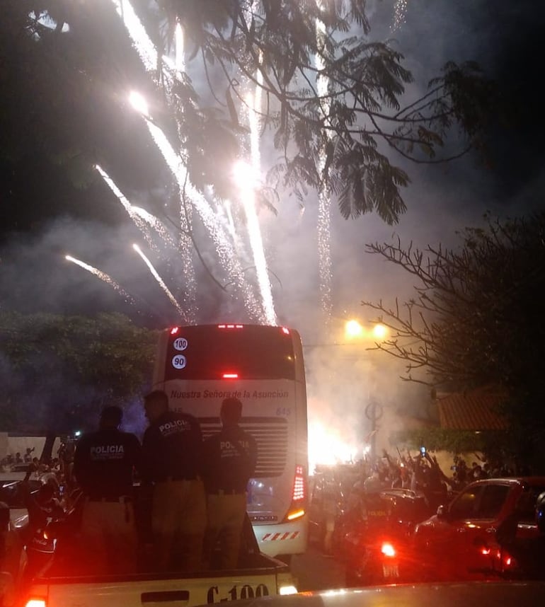 El bus de Olimpia llegando al Defensores del Chaco.