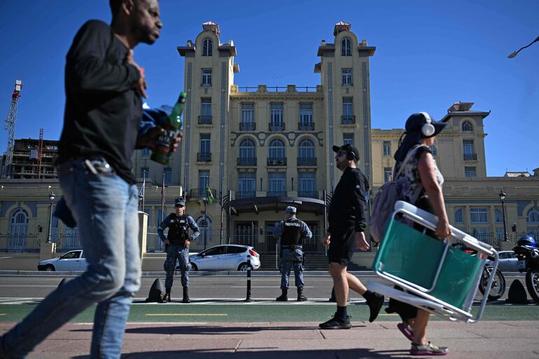 Los peatones pasan mientras oficiales de la Armada de Uruguay hacen guardia frente al Palacio del Mercosur. La población de Uruguay creció un 2,5 % respecto a 2011 y alcanzó un total de 3.499.451 habitantes, de los cuales un 52,8 % son mujeres y 46,5 % varones, según los resultados finales del último censo del país, llevado a cabo en 2023, presentados este martes.