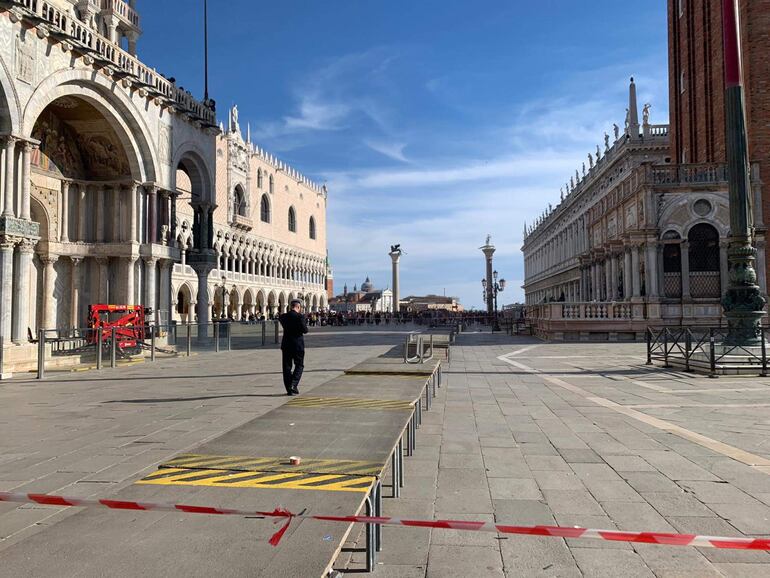 La policía evacuó y acordonó la plaza San Marcos, en Venecia, al encontrar unas maletas abandonadas. Eran de unos turistas chinos que las dejaron allí para poder salir a pasear.