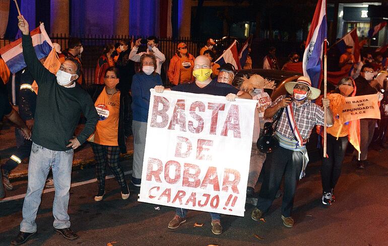 Juan Pueblo, con sombrero piri, y Esther Roa, en el fondo con kepis naranja, en una manifestación.