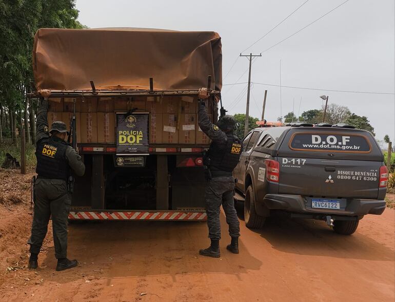 Efectivos militares del Grupo de Operaciones Fronterizas (DOF) proceden a revisar el camión abandonado a un costado del camino rural. (Foto Gentileza).