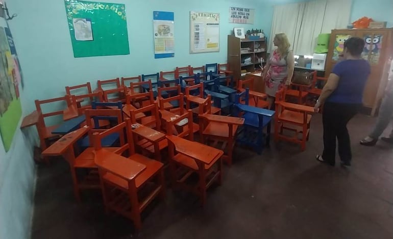 Este jueves, una comitiva fiscal encabezada por la agente fiscal Laura Romero, se constituyó en una escuela del barrio Santa Lucía, en Lambaré. 


 La diligencia se realizó a los efectos de indagar respecto a un supuesto hecho de abuso sexual en niños que, según la denuncia, fue propiciado por un profesor. 

 fiscal ya emitió una orden de detención contra el sospechoso y anunció la imputación contra el mismo. 

La denuncia que fue recibida este miércoles fue realizada por la madre de una niña de 9 años de edad, alumna del centro educativo, quien habría sido víctima del hecho. 

Ante el hecho, la representación fiscal llevó a cabo el procedimiento de rigor. En la fecha, la niña afectada recibió contención psicológica a cargo de profesionales del Centro de Atención a Víctimas. Además, la constitución  fiscal se efectuó para recabar mayores datos acerca del mencionado docente. 

Igualmente, otras dos madres dejaron constancia en acta sus disconformidades respecto al trato que reciben sus hijas por parte del profesor. Al respecto, un grupo de madres se manifestó en la casa educativa.