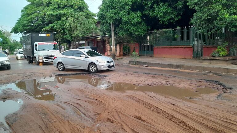 En estas condiciones se encuentra la Avenida Pratt Gill, que une Ñemby con San Lorenzo. Los conductores deben de hacer malabarismos para cruzar.