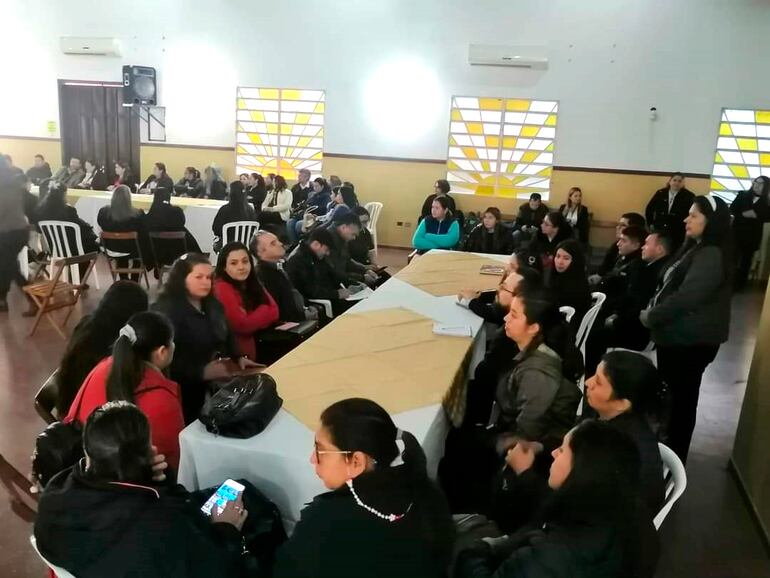 Representantes de organizaciones sociales en una presentación de "12 Ciencias" en Caaguazú.