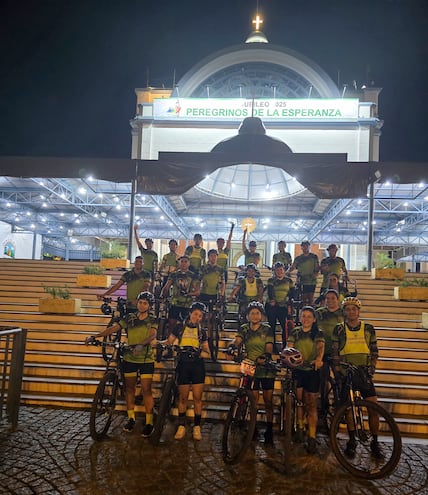 Ciclistas sanjuaninos pedaleando llegan junto a la Virgen de Caacupé para cumplir promesas.