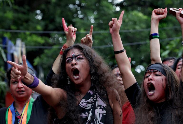 Manifestantes protestan el pasado lunes en Calcuta, India, exigiendo justicia por la violación y el asesinato de una médica.