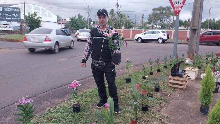 La venta de flores es la ocupación de Cristian Omar Núñez (35).