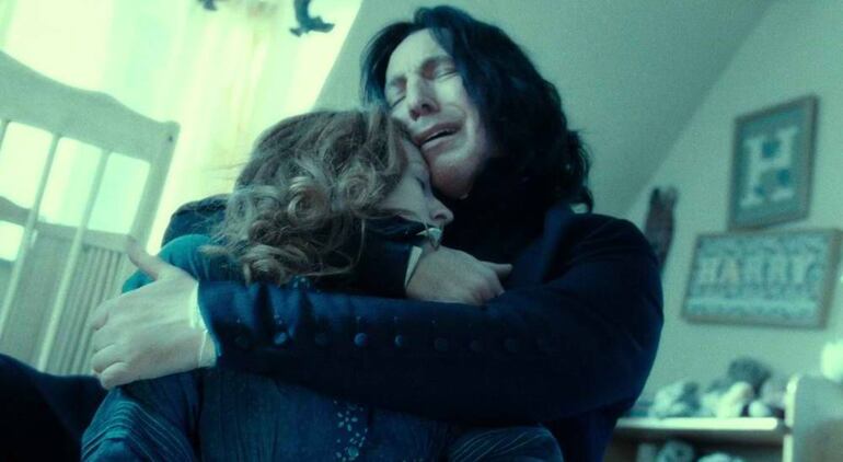 El profesor Severus Snape, interpretado por el ya fallecido actor Alan Rickman, abraza el cadáver de Lily Potter, madre de Harry luego de Voldemort la asesinara.