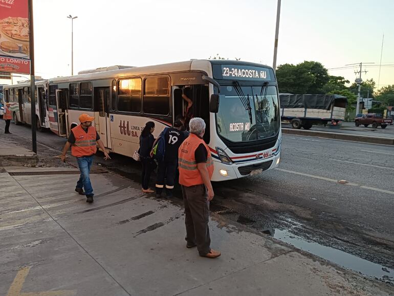 En una foto captada en la mañana de este 7 de mayo se observa a decenas de pasajeros esperando para abordar el transporte público en la zona de Loma Pytã, Asunción.