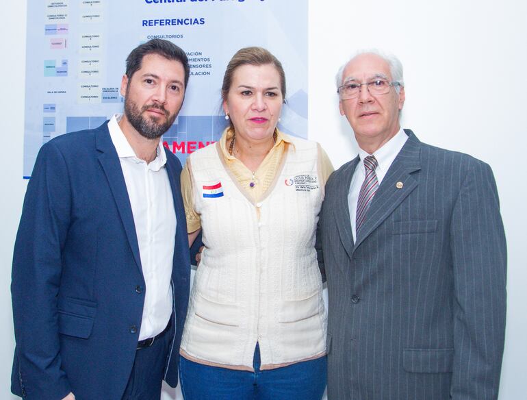 Luis López Lafuente, la ministra de Salud, Dra. María Teresa Barán; y Luis López Zayas, rector y propietario de la UCP.