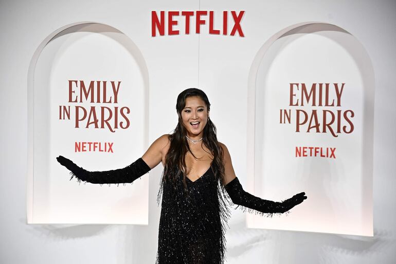 La actriz estadounidense Ashley Park llegó con toda su buena onda a la presentación de la cuarta temporada de la serie 'Emily in Paris' de Netflix en Roma, Italia. (EFE/EPA/RICCARDO ANTIMIANI)
