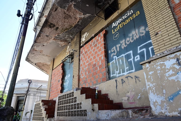 El edificio Excélsior del MEC muestra su cara totalmente deteriorada en pleno microcentro asunceno.