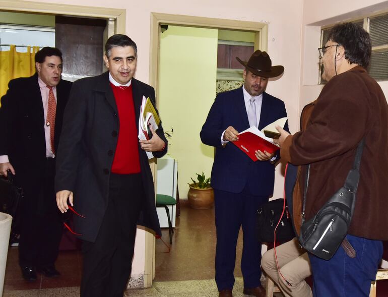 Gerardo Soria (c) junto a su abogado, el exsenador Hugo Estigarribia (izq.). El denunciante es Marcos Aurelio Estigarribia (der.) quien fue abogado de la prófuga Dalia López.