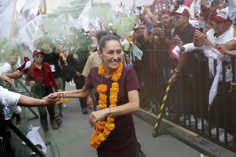 La candidata presidencial oficialista Claudia Sheinbaum, saluda a simpatizantes. Su histórica victoria la convierte en la primera mujer en gobernar el país con más de 200 años de independencia.