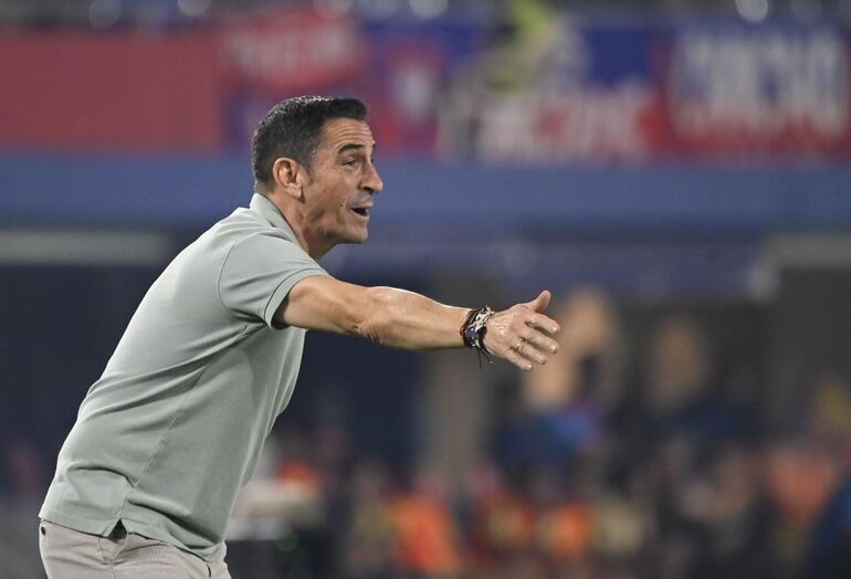 El español Manolo Jiménez, entrenador de Cerro Porteño, en el partido frente a Sportivo Trinidense por la décima fecha del torneo Clausura 2024 del fútbol paraguayo en el estadio La Nueva Olla, en Asunción, Paraguay.