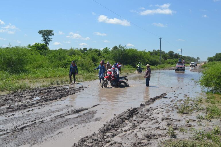 La falta de caminos de todo tiempo deja aisladas de forma permanente a comunidades enteras en el Alto Paraguay.