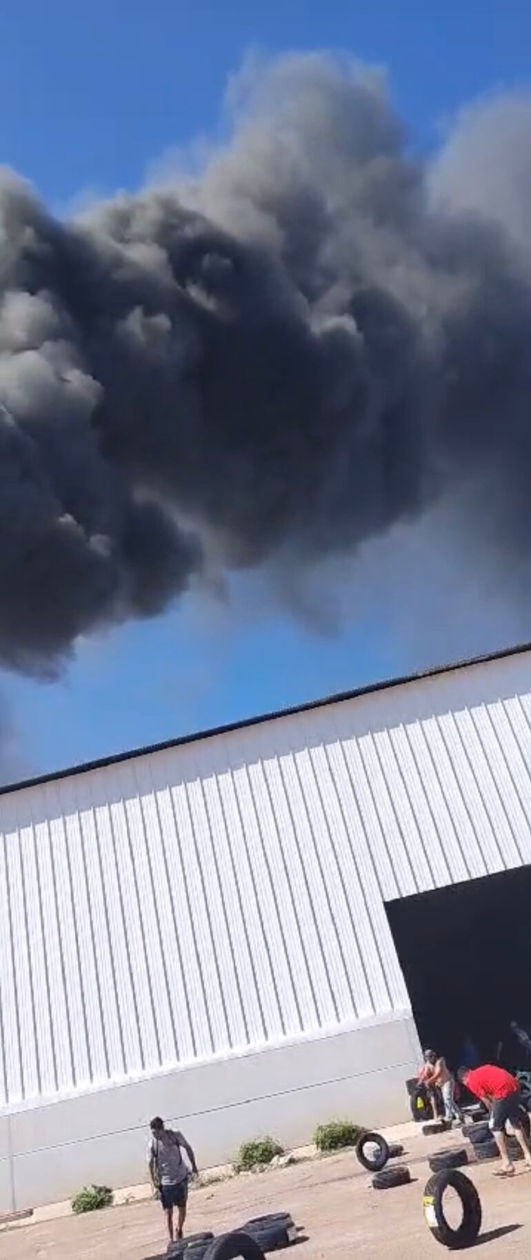 Trabajadores sacando cubiertas en incendio en puerto Fénix, Mariano Roque Alonso.