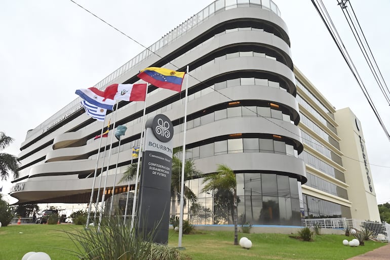 Gran Bourbon Asunción Hotel cuenta además con  un  centro de convenciones con capacidad para 4.500 personas.