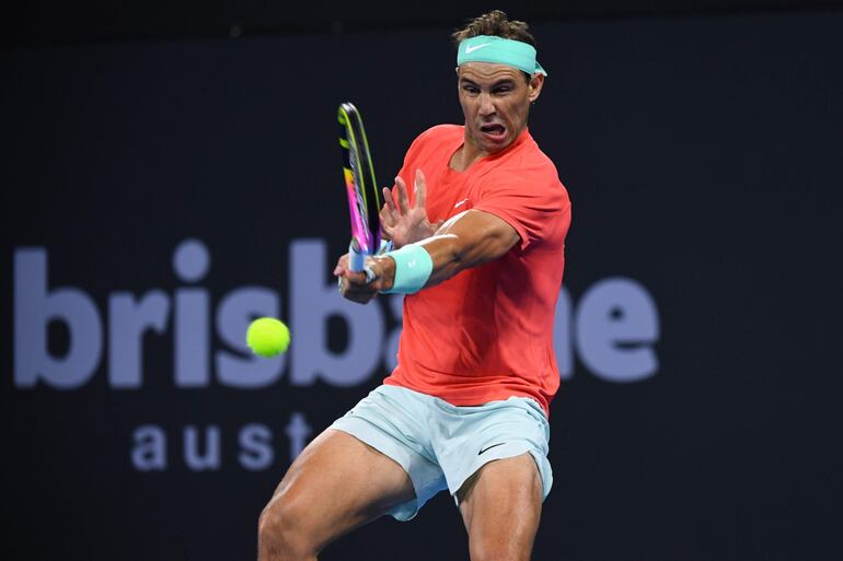 Rafael Nadal de España en acción contra Dominic Thiem de Austria durante su partido del día 3 del torneo de tenis internacional de Brisbane 2024 en Brisbane, Australia, el 2 de enero de 2024.
