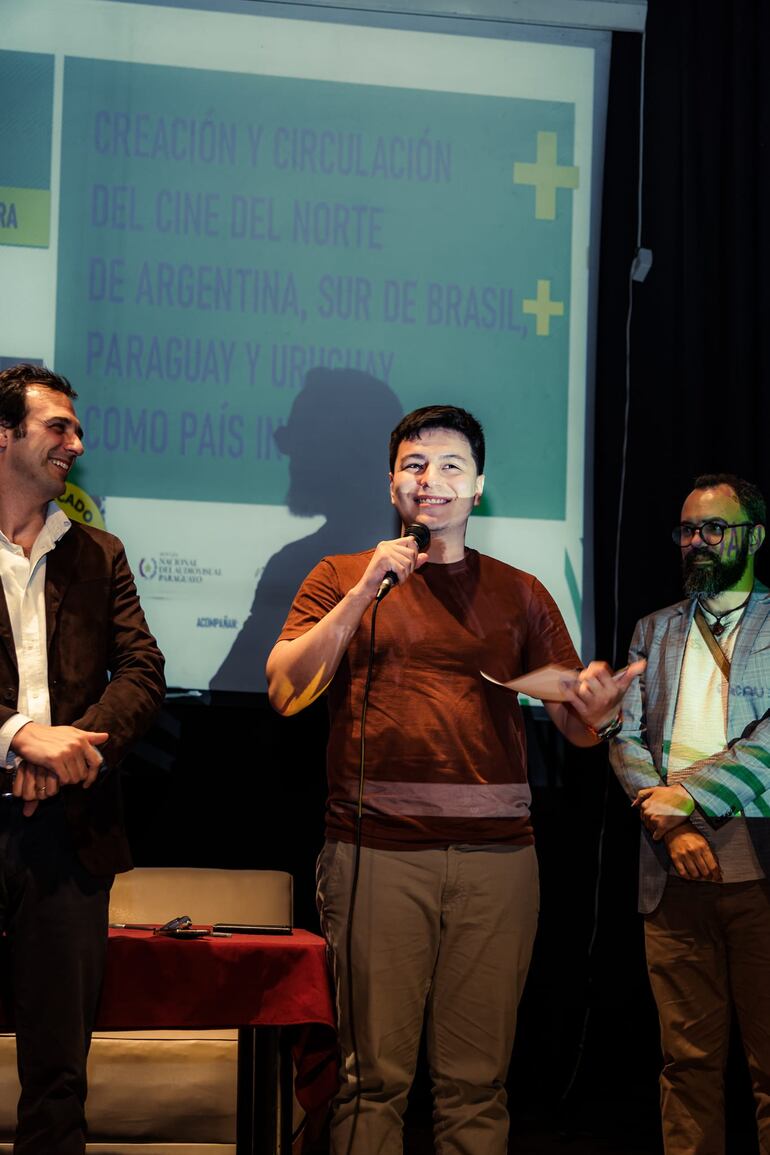 Mathias Maciel, director de la serie animada "No están solos", recibiendo el premio RECAM 20 años.