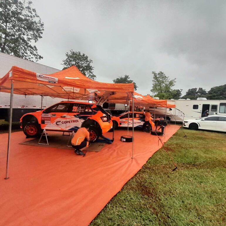 El Skoda Fabia R5 de Blas Zapag y el VW Polo GTI R5 de Agustín Alonso, instalados en Carapeguá.