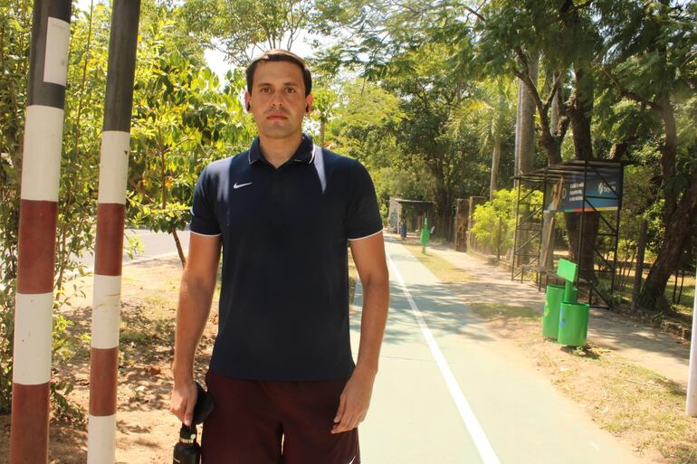 Diego Caballero disfruta de una caminata en la ciclovia de San Bernardino.