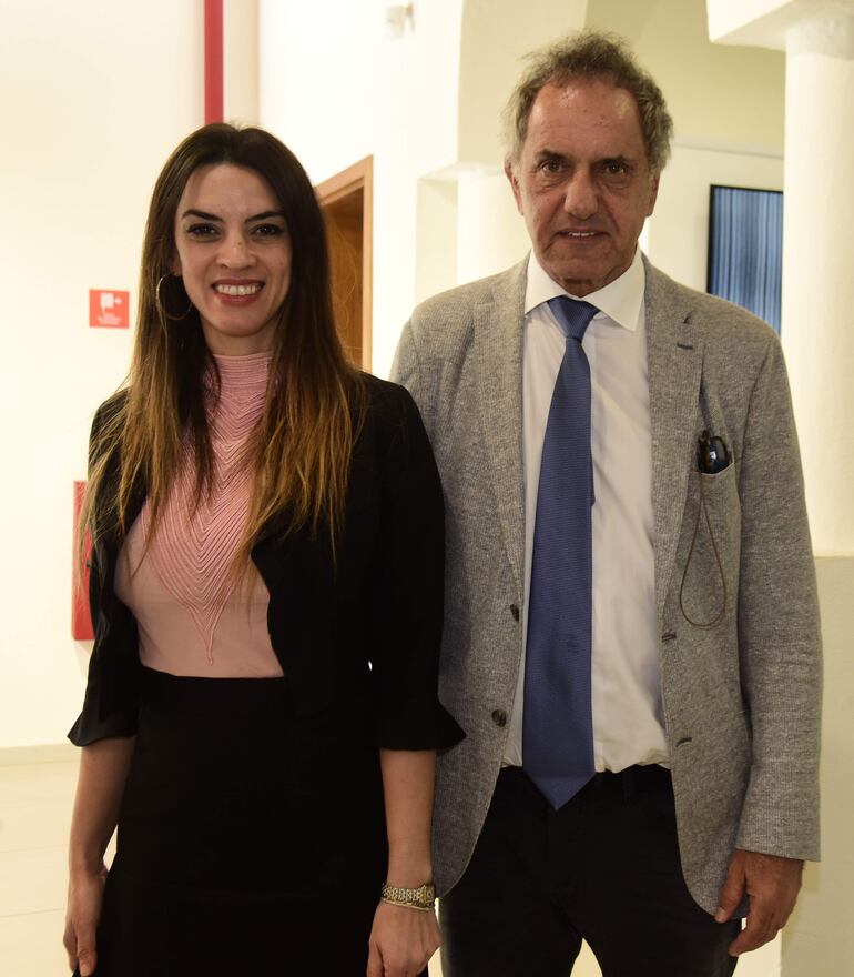 La subsecretaria de Turismo Argentina, Yanina Martínez y el secretario de Turismo, Deporte, y Ambiente de Argentina, Daniel Scioli.