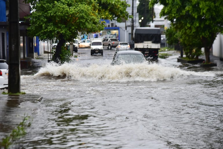 Una calle sufrió el temporal con un gran y peligroso raudal. (imagen referencial).