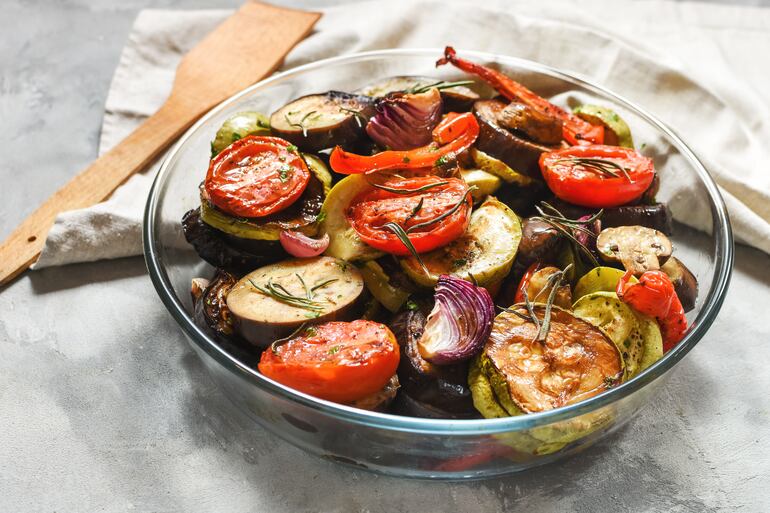 Berenjena, zucchini y tomates al horno.