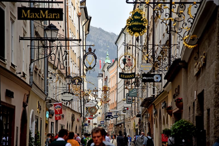 Calle "Getreidegasse" en Salzburgo, Austria.