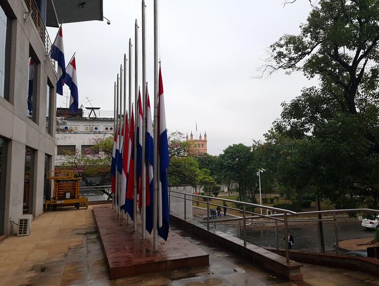 Banderas del Congreso a media asta.