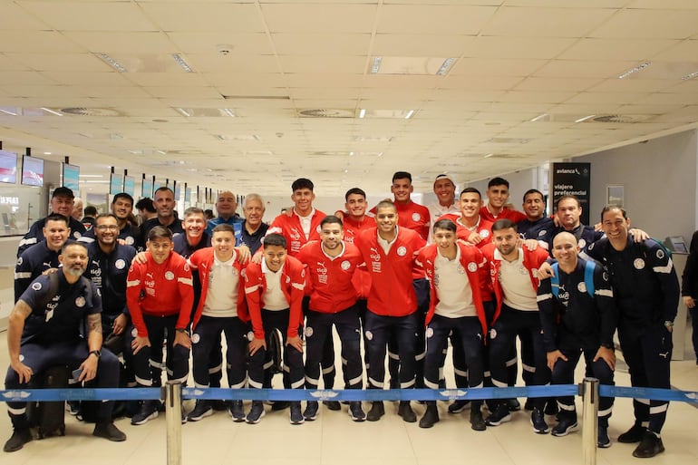 Los integrantes del plantel de la selección nacional olímpica posan para los fotógrafos en el aeropuerto de Luque antes de viajar.