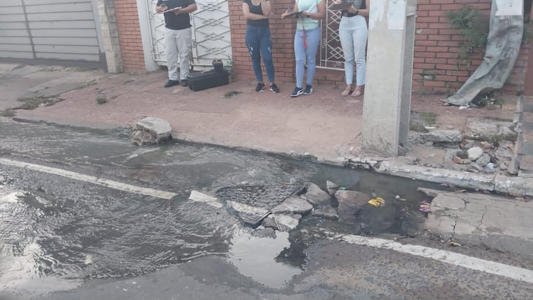 Flotando al costado de este desagüe de la Essap se encontró un feto.