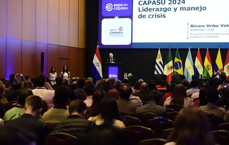 El expresidente colombiano, Álvaro Uribe Vélez, dio una ponencia sobre liderazgo en la Expo Capasu.