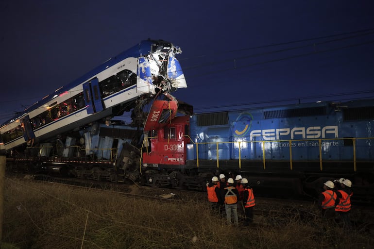  Al menos dos personas murieron tras colisionar esta madrugada dos locomotoras en la comuna de San Bernardo, en el sur de la capital chilena, informaron fuentes oficiales. Según la hipótesis de la Fiscalía Metropolitana Occidente el choque se produjo cuando un tren de carga que transportaba cobre embistió a un tren de pasajeros vacío que a esa hora de la madrugada estaba haciendo pruebas de velocidad debido a un fallo de coordinación en la estación central encargada de vigilar el tráfico ferroviario.  