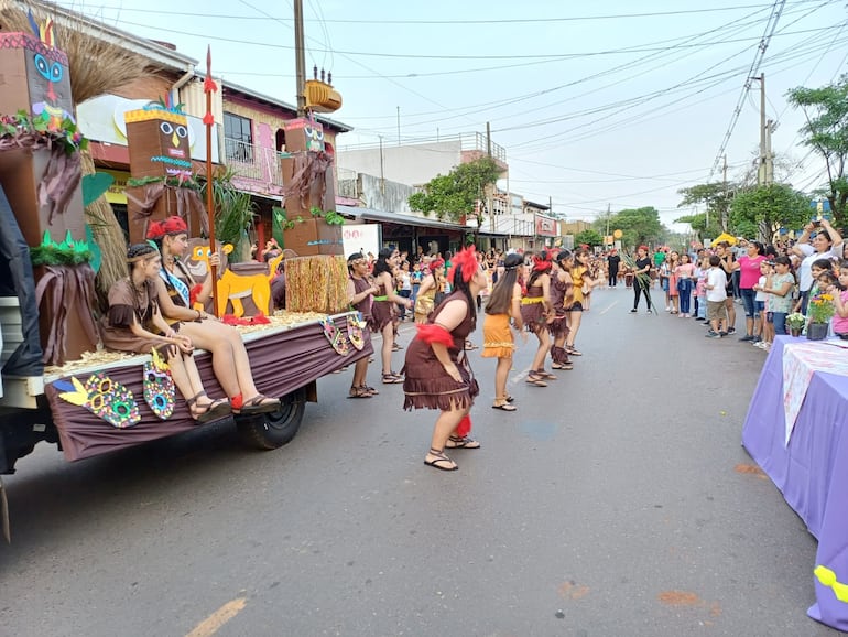 Honran a nuestros antepasados durante desfile por la primavera y el Día de la Juventud en la capital de Misiones